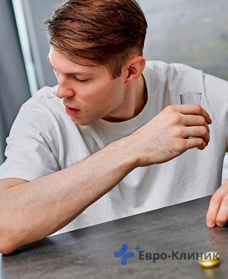 мужчина сидит за столом мужчина в белой футболке