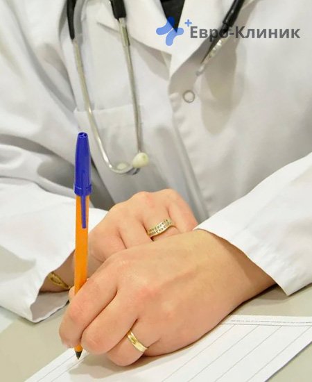 доктор делает записи доктор в белом халате сидит за столом